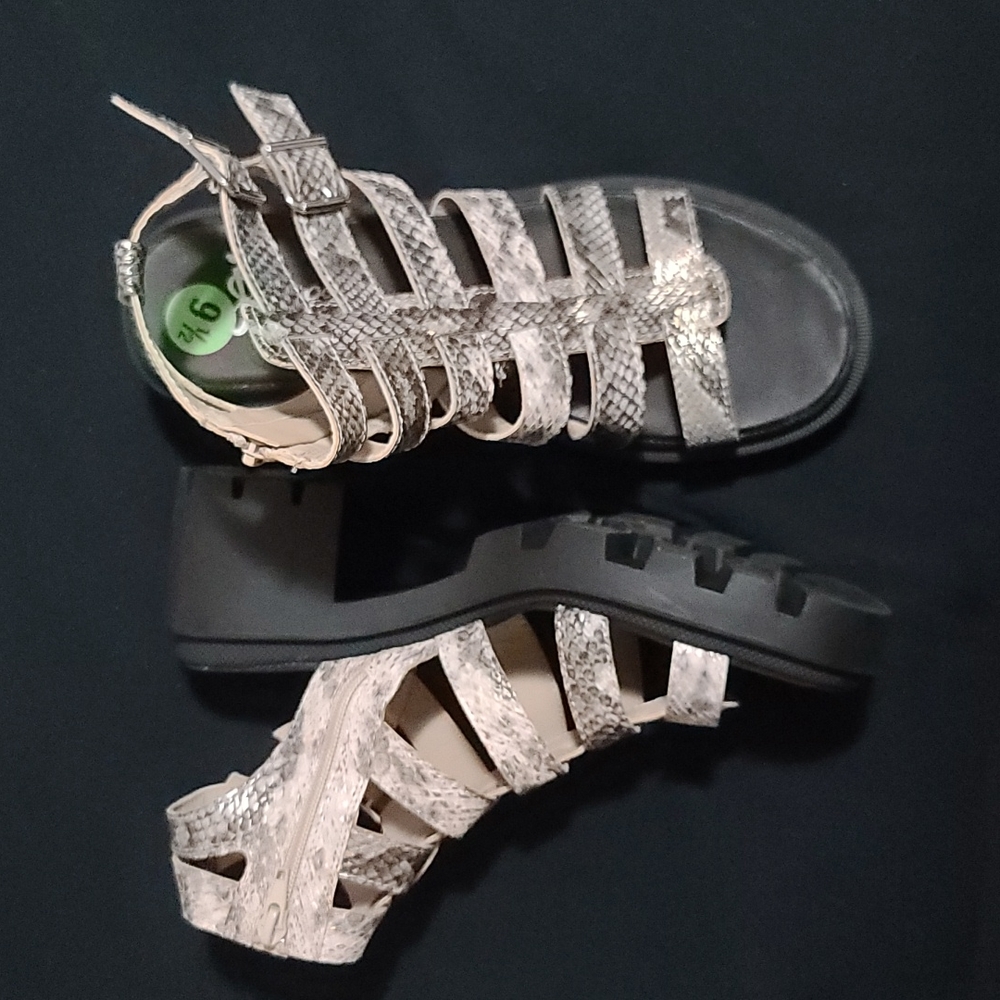 Sandals NWOT - Picture 5 of 12